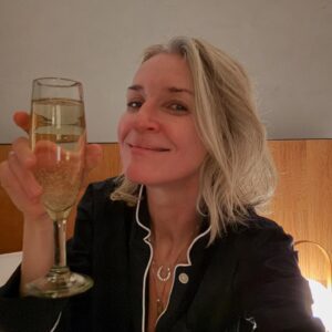 Ever Carradine Instagram - Last night in the freezing cold at an undisclosed location, I wrapped The Handmaid’s Tale. I have so many things to say, and so many photos to share, but am at a loss for words (and have signed an NDA). To put it simply, in a career that spans almost 30 years, this has been, hands down, the most personally and creatively rewarding experience to date. The cast is divine. The crew is so special I want to shove them in my luggage and take them home with me. The writers are as kind as they are talented. It’s been a special gig, to say the least. More photos later, but for now, here are some spoiler free images of my last night in Gilead. And yes, I had champagne alone in my hotel room at 2am and raised a glass to nine years and six seasons of @handmaidsonhulu. #praisebe #thatsawrap #workfinish #naomiputnam #naomilawrence #thehandmaidstale