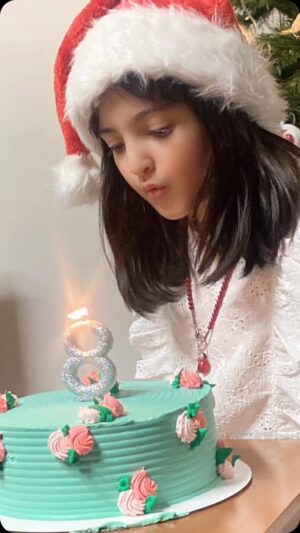 Faghiheh Soltani Instagram - فرشته ی کوچک خوشبختی من 
خوش آمدی به جان و جهانم ..

🎉🤍🎈🩷⭐️🧚🏿‍♀️🐥☀️⛄️🎂🎈♥️
#گندم_امیدیان_سلطانی 
#تولدتمبارک🎈🎂