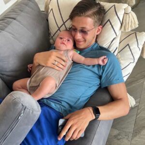 Fajah Lourens Instagram - Mijn aller moeilijkste jaar op zakelijk gebied is gelukkig voorbij. Achteraf gezien was het ook het jaar waarin ik het meeste heb geleerd over mezelf. Dus toch ook weer een prachtig jaar. Het jaar begon met een bestseller die binnen no time de bestsellerlijst uit vloog. Je kunt niet altijd winnen; ik verloor een grote klant, wat mij leerde dat samenwerken een must is.

Mijn grootste winst van dit jaar: ik leerde door tegenslagen dat ik het niet alleen hoef te doen. Dit inzicht deelde ik in het theater, en dat werd een groot succes met 8 uitverkochte shows. Hierop volgden zes nieuwe voorstellingen, waaronder in het Luxor Theater in Rotterdam, samen met niemand minder dan Els van Steijn.

Daarnaast maakte ik dit jaar serie twee van ‘Fajah Onderzoekt’, dit keer over verslavingen. Het meest bijzondere moment was het gesprek met mijn moeder, die na maar liefst 60 jaar eindelijk wist af te kicken. Dit raakte me diep en liet me zien hoe krachtig verandering kan zijn, ongeacht je leeftijd.

Ook was dit het jaar waarin ik op 43-jarige leeftijd mijn fysieke grenzen overtrof en de fitste versie van mezelf werd. Door middel van vasten eten volgens mijn cyclus met keto.

Ik overwon mijn angst voor skiën, besloot – ondanks mijn zakelijke uitdagingen – mijn droom om in Spanje te wonen niet los te laten en kocht, tegen alle verwachtingen in, een stuk grond. Dit jaar was een jaar van vallen en opstaan, een jaar van dankbaarheid. Wat een mooie, lieve mensen heb ik mogen ontmoeten tijdens de shows in het theater.

En als kers op de taart mocht ik dit jaar vieren dat ik al een jaar trotse oma ben. ❤️

2024 leerde mij opnieuw vertrouwen te hebben in de liefde en vertrouwen dat alles altijd goedkomt. Het was het jaar van samenwerken, mijn wonden likken en daarna met volle kracht vooruit.