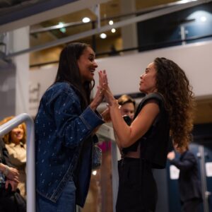 Fajah Lourens Instagram - Mijn aller moeilijkste jaar op zakelijk gebied is gelukkig voorbij. Achteraf gezien was het ook het jaar waarin ik het meeste heb geleerd over mezelf. Dus toch ook weer een prachtig jaar. Het jaar begon met een bestseller die binnen no time de bestsellerlijst uit vloog. Je kunt niet altijd winnen; ik verloor een grote klant, wat mij leerde dat samenwerken een must is.

Mijn grootste winst van dit jaar: ik leerde door tegenslagen dat ik het niet alleen hoef te doen. Dit inzicht deelde ik in het theater, en dat werd een groot succes met 8 uitverkochte shows. Hierop volgden zes nieuwe voorstellingen, waaronder in het Luxor Theater in Rotterdam, samen met niemand minder dan Els van Steijn.

Daarnaast maakte ik dit jaar serie twee van ‘Fajah Onderzoekt’, dit keer over verslavingen. Het meest bijzondere moment was het gesprek met mijn moeder, die na maar liefst 60 jaar eindelijk wist af te kicken. Dit raakte me diep en liet me zien hoe krachtig verandering kan zijn, ongeacht je leeftijd.

Ook was dit het jaar waarin ik op 43-jarige leeftijd mijn fysieke grenzen overtrof en de fitste versie van mezelf werd. Door middel van vasten eten volgens mijn cyclus met keto.

Ik overwon mijn angst voor skiën, besloot – ondanks mijn zakelijke uitdagingen – mijn droom om in Spanje te wonen niet los te laten en kocht, tegen alle verwachtingen in, een stuk grond. Dit jaar was een jaar van vallen en opstaan, een jaar van dankbaarheid. Wat een mooie, lieve mensen heb ik mogen ontmoeten tijdens de shows in het theater.

En als kers op de taart mocht ik dit jaar vieren dat ik al een jaar trotse oma ben. ❤️

2024 leerde mij opnieuw vertrouwen te hebben in de liefde en vertrouwen dat alles altijd goedkomt. Het was het jaar van samenwerken, mijn wonden likken en daarna met volle kracht vooruit.