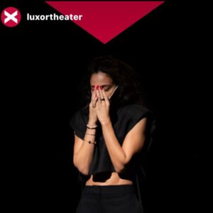 Fajah Lourens Instagram - Mijn aller moeilijkste jaar op zakelijk gebied is gelukkig voorbij. Achteraf gezien was het ook het jaar waarin ik het meeste heb geleerd over mezelf. Dus toch ook weer een prachtig jaar. Het jaar begon met een bestseller die binnen no time de bestsellerlijst uit vloog. Je kunt niet altijd winnen; ik verloor een grote klant, wat mij leerde dat samenwerken een must is.

Mijn grootste winst van dit jaar: ik leerde door tegenslagen dat ik het niet alleen hoef te doen. Dit inzicht deelde ik in het theater, en dat werd een groot succes met 8 uitverkochte shows. Hierop volgden zes nieuwe voorstellingen, waaronder in het Luxor Theater in Rotterdam, samen met niemand minder dan Els van Steijn.

Daarnaast maakte ik dit jaar serie twee van ‘Fajah Onderzoekt’, dit keer over verslavingen. Het meest bijzondere moment was het gesprek met mijn moeder, die na maar liefst 60 jaar eindelijk wist af te kicken. Dit raakte me diep en liet me zien hoe krachtig verandering kan zijn, ongeacht je leeftijd.

Ook was dit het jaar waarin ik op 43-jarige leeftijd mijn fysieke grenzen overtrof en de fitste versie van mezelf werd. Door middel van vasten eten volgens mijn cyclus met keto.

Ik overwon mijn angst voor skiën, besloot – ondanks mijn zakelijke uitdagingen – mijn droom om in Spanje te wonen niet los te laten en kocht, tegen alle verwachtingen in, een stuk grond. Dit jaar was een jaar van vallen en opstaan, een jaar van dankbaarheid. Wat een mooie, lieve mensen heb ik mogen ontmoeten tijdens de shows in het theater.

En als kers op de taart mocht ik dit jaar vieren dat ik al een jaar trotse oma ben. ❤️

2024 leerde mij opnieuw vertrouwen te hebben in de liefde en vertrouwen dat alles altijd goedkomt. Het was het jaar van samenwerken, mijn wonden likken en daarna met volle kracht vooruit.