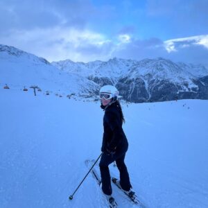 Fajah Lourens Instagram - 3 lessen gepakt op de kunstmatige skibaan.

Tweeënhalf jaar geleden, tijdens mijn tweede keer skiën, was ik zo overmoedig dat ik mijn kruisband scheurde in Oostenrijk op een rode piste in papsneeuw. Dit jaar dacht ik: we gaan het gewoon nog een keer proberen.

Tijdens de lessen op de kunstmatige baan, merkte ik dat ik een echte angst had ontwikkeld. Toch besloot ik geen EMDR-therapie te doen, want ik dacht: als ik dat doe, ben ik misschien helemaal niet meer bang en ga ik weer als een kamikaze de heuvel af zonder ervaring en de juiste techniek. Ik koos ervoor om me te focussen op mijn techniek en mijn uitvoering te verbeteren.

Ik ben geen skiër. Als kind heb ik nooit geskied. Het was pas mijn tweede keer toen ik mijn kruisband scheurde. Maar deze week ben ik voor de derde keer gaan skiën.

Tijdens deze reis kreeg ik meerdere keren paniekaanvallen en ben ik zelfs meerdere  keren op mijn kont de piste afgegaan. Maar vandaag, op dag 4, heb ik mijn angst overwonnen. Ik ben meerdere keren gecontroleerd van blauwe pistes met steile afdalingen naar beneden gegaan, en dat voelt als een enorme overwinning.

Ik denk dat ik mijn angst uiteindelijk heb overwonnen, en ik ben dankbaar voor deze stap terug op de ski’s.