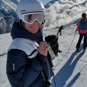 Fajah Lourens Instagram - 3 lessen gepakt op de kunstmatige skibaan.

Tweeënhalf jaar geleden, tijdens mijn tweede keer skiën, was ik zo overmoedig dat ik mijn kruisband scheurde in Oostenrijk op een rode piste in papsneeuw. Dit jaar dacht ik: we gaan het gewoon nog een keer proberen.

Tijdens de lessen op de kunstmatige baan, merkte ik dat ik een echte angst had ontwikkeld. Toch besloot ik geen EMDR-therapie te doen, want ik dacht: als ik dat doe, ben ik misschien helemaal niet meer bang en ga ik weer als een kamikaze de heuvel af zonder ervaring en de juiste techniek. Ik koos ervoor om me te focussen op mijn techniek en mijn uitvoering te verbeteren.

Ik ben geen skiër. Als kind heb ik nooit geskied. Het was pas mijn tweede keer toen ik mijn kruisband scheurde. Maar deze week ben ik voor de derde keer gaan skiën.

Tijdens deze reis kreeg ik meerdere keren paniekaanvallen en ben ik zelfs meerdere  keren op mijn kont de piste afgegaan. Maar vandaag, op dag 4, heb ik mijn angst overwonnen. Ik ben meerdere keren gecontroleerd van blauwe pistes met steile afdalingen naar beneden gegaan, en dat voelt als een enorme overwinning.

Ik denk dat ik mijn angst uiteindelijk heb overwonnen, en ik ben dankbaar voor deze stap terug op de ski’s.