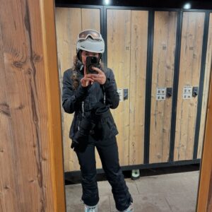 Fajah Lourens Instagram - 3 lessen gepakt op de kunstmatige skibaan.

Tweeënhalf jaar geleden, tijdens mijn tweede keer skiën, was ik zo overmoedig dat ik mijn kruisband scheurde in Oostenrijk op een rode piste in papsneeuw. Dit jaar dacht ik: we gaan het gewoon nog een keer proberen.

Tijdens de lessen op de kunstmatige baan, merkte ik dat ik een echte angst had ontwikkeld. Toch besloot ik geen EMDR-therapie te doen, want ik dacht: als ik dat doe, ben ik misschien helemaal niet meer bang en ga ik weer als een kamikaze de heuvel af zonder ervaring en de juiste techniek. Ik koos ervoor om me te focussen op mijn techniek en mijn uitvoering te verbeteren.

Ik ben geen skiër. Als kind heb ik nooit geskied. Het was pas mijn tweede keer toen ik mijn kruisband scheurde. Maar deze week ben ik voor de derde keer gaan skiën.

Tijdens deze reis kreeg ik meerdere keren paniekaanvallen en ben ik zelfs meerdere  keren op mijn kont de piste afgegaan. Maar vandaag, op dag 4, heb ik mijn angst overwonnen. Ik ben meerdere keren gecontroleerd van blauwe pistes met steile afdalingen naar beneden gegaan, en dat voelt als een enorme overwinning.

Ik denk dat ik mijn angst uiteindelijk heb overwonnen, en ik ben dankbaar voor deze stap terug op de ski’s.