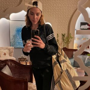 Fatima AlBanawi Instagram - شايفتك يا ٢٠٢٥ ومستبشرة فيكي خير، ولسّة شايفتك يا ٢٠٢٤ وممتنة ليكي ولكل الدروس، حتى لو مرات كان نفسي أأأأعصب عليكي وأعضِّك 👁️👁️ مين سمع أغنية (ما حنام) ومن يومها ما بينام؟ 🌝 💤 

2025 I see you and I’m hopeful, and I still see you 2024 and I’m grateful to you, regardless of those times when I wanted to screeeaam and bite you!!! 👀 Who listened to the song (Ma Hanam)? 🎶🎵