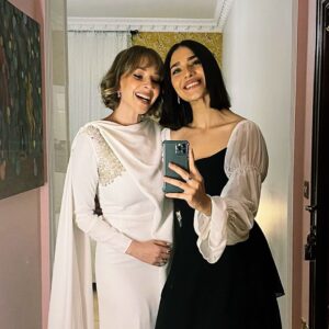 Fatima AlBanawi Instagram - شايفتك يا ٢٠٢٥ ومستبشرة فيكي خير، ولسّة شايفتك يا ٢٠٢٤ وممتنة ليكي ولكل الدروس، حتى لو مرات كان نفسي أأأأعصب عليكي وأعضِّك 👁️👁️ مين سمع أغنية (ما حنام) ومن يومها ما بينام؟ 🌝 💤 

2025 I see you and I’m hopeful, and I still see you 2024 and I’m grateful to you, regardless of those times when I wanted to screeeaam and bite you!!! 👀 Who listened to the song (Ma Hanam)? 🎶🎵