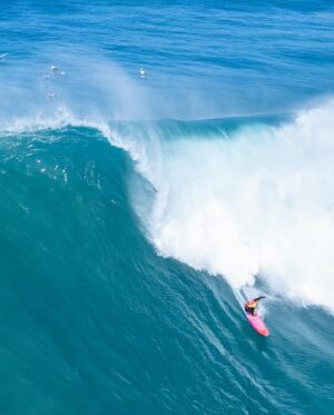 Felicity Palmateer Instagram - Landing back in Hawaii a little over a month from this historic day has me reflecting on the best day in my professional surfing career to date ⚡️🫶💛 Selection on images from @theeddieaikau by @instaclamfunk @giulia.avilaa @bystrom_photo @aszza
