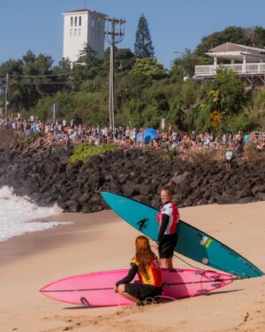 Felicity Palmateer Instagram - Landing back in Hawaii a little over a month from this historic day has me reflecting on the best day in my professional surfing career to date ⚡️🫶💛 Selection on images from @theeddieaikau by @instaclamfunk @giulia.avilaa @bystrom_photo @aszza