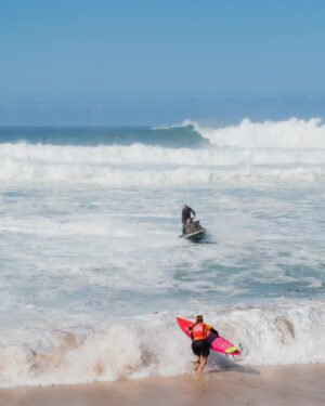 Felicity Palmateer Instagram - Landing back in Hawaii a little over a month from this historic day has me reflecting on the best day in my professional surfing career to date ⚡️🫶💛 Selection on images from @theeddieaikau by @instaclamfunk @giulia.avilaa @bystrom_photo @aszza