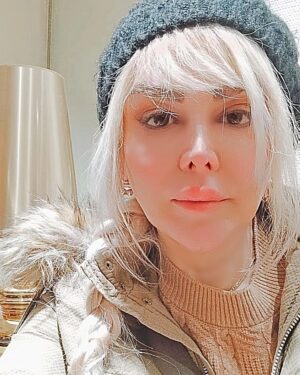 Felor Nazari Instagram - امیدم را مگیر از من خدایا خدایا خدایا
دل تنگ مرا مشكن خدايا خدايا خدايا
من دور از آشيانم سر به آسمانم بي نصيب و خسته
ماندم جدا ز ياران از بلاي طوفان بال من شكسته