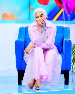 Feni Rose Instagram - 14 Februari, tahun lalu, saat org merayakan Valentine (ataupun lg ribut pro kon soal valentine).. Ibuk kasih ide @audikiranaa  merilis single lagu patah hati berjudul  #freebird .. 

karena seperti jatuh cinta, patah hati juga perlu dirayakan.  Karena setelah patah hati, kita bisa bertemu dg orang yang lebih tepat, atau membangun diri sendiri yang lebih utuh. 

Untuk membangun sesuatu yg baru yg lebih bermanfaat, kadang kita perlu menghancurkan yg lama yang sudah tidak berfungsi … tul nggak?

tsaaaahhhh. 

Pagi2 tiba2 bijak..
