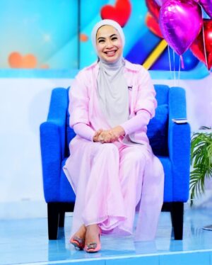Feni Rose Instagram - 14 Februari, tahun lalu, saat org merayakan Valentine (ataupun lg ribut pro kon soal valentine).. Ibuk kasih ide @audikiranaa  merilis single lagu patah hati berjudul  #freebird .. 

karena seperti jatuh cinta, patah hati juga perlu dirayakan.  Karena setelah patah hati, kita bisa bertemu dg orang yang lebih tepat, atau membangun diri sendiri yang lebih utuh. 

Untuk membangun sesuatu yg baru yg lebih bermanfaat, kadang kita perlu menghancurkan yg lama yang sudah tidak berfungsi … tul nggak?

tsaaaahhhh. 

Pagi2 tiba2 bijak..