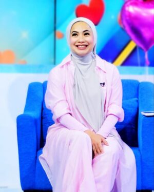 Feni Rose Instagram - 14 Februari, tahun lalu, saat org merayakan Valentine (ataupun lg ribut pro kon soal valentine).. Ibuk kasih ide @audikiranaa  merilis single lagu patah hati berjudul  #freebird .. 

karena seperti jatuh cinta, patah hati juga perlu dirayakan.  Karena setelah patah hati, kita bisa bertemu dg orang yang lebih tepat, atau membangun diri sendiri yang lebih utuh. 

Untuk membangun sesuatu yg baru yg lebih bermanfaat, kadang kita perlu menghancurkan yg lama yang sudah tidak berfungsi … tul nggak?

tsaaaahhhh. 

Pagi2 tiba2 bijak..