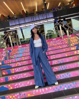 Fernanda Castillo Instagram - Vivimos grandes  momentos en una aventura que nos llevó miles de kilómetros hasta Melbourne, para disfrutar de  la magia del Australian Open. 🎾

Inspirarnos con el deporte y sorprendernos con los #EV de #Kia fue una experiencia única y emocionante. 💚⚡

Gracias @kiamexico por llevarnos siempre a dar el siguiente paso! AO 2026, allá vamos.

@kia.worldwide 

#MakeYourMove
#WhatsYourNextMove
#AusOpen #AO2025
#Publicidad