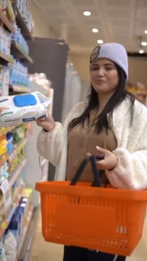 Feyza Civelek Instagram - Kızılcık şerbeti setindeki en iyi yardımcım Deepfresh yüzey temizlik mendili 🤍

İçindeki karbonat ve sirke sayesinde, doğal bir şekilde her yüzeyi kusursuz temizliyor😉

Beyaz sabun kokusu sayesinde de karavanım her zaman mis gibi kokuyor 💙
@deepfreshtr 
#yüzeytemizlikmendili 
#deepfresh 
#işbirliği
