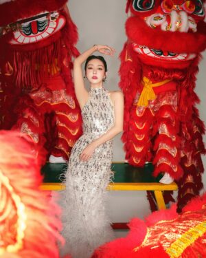 Fiona Sit Instagram - 祝大家在新的一年裡面，身體健康， 事事順利。2025 一定會比2024 更光，更溫暖。讓我們2025一起 做一個無悔和善良的 可爱靈魂。 May we well receive all surprises given to us in 2025 , no matter they be up or down , soft or hard , good or bad , they are all here to help us grow ❣️❣️❣️ love you all with all my heart . 新年快樂！