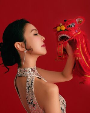 Fiona Sit Instagram - 祝大家在新的一年裡面，身體健康， 事事順利。2025 一定會比2024 更光，更溫暖。讓我們2025一起 做一個無悔和善良的 可爱靈魂。 May we well receive all surprises given to us in 2025 , no matter they be up or down , soft or hard , good or bad , they are all here to help us grow ❣️❣️❣️ love you all with all my heart . 新年快樂！