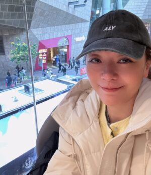 Florence Kwok Instagram - 每一次見到 #朗豪坊，都會想起曾經的曾經
曾經在這裏開過餐廳
曾經在這裏當過廳面服務員
曾經在這裏學到一些演戲以外很珍貴的東西
曾經在這裏很多員工幫我一起打拼
今天我坐在一間叫做牧羊少年的餐廳
他跟我說入座開始計一個小時45分鐘還枱
曾經也是我餐廳的規矩
所以今天滿滿的回憶
離開了香港在杭州生活
很多時候回港來也匆匆去也匆匆
藉着這個新年假期，除了好好休息
都是好好休息
沒有太多的拜年節目
過了很清靜的幾天假期
今天開始各種body check 
所以新年願望都是身體健康，希望大家也身體健康