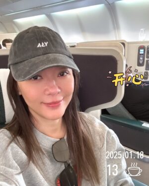 Florence Kwok Instagram - 仲有10日就過年
每一年最最最最，最期待嘅就係過年
而家已經冇幫媽咪整「角仔」
又冇幫佢刨蘿蔔
大掃除🧹貼揮春、包利是🧧都冇
𡅅，仲有行花市
以前我哋好夜先去，執筍嘢
而家都冇囉
過年嘅氣氛真係少咗好多
我仲記得細個嗰陣
新年前會買糖果，仲要排隊俾人包靚佢
好多好多回憶
好濃好濃嘅年味
#misssomuch ❤️