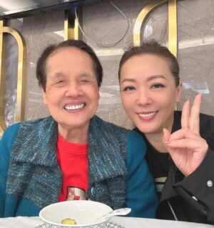 Florence Kwok Instagram - 今日同佢買完大戲飛
跟住family gathering 
佢好攪笑
話家姐好有佢心，記得佢鍾意食大閘蟹
又話要配耳聾機
點名要家姐陪佢去
跟住又約食團年飯
先至發現今年冇年三十晚
然後家姐問佢做乜著到好似過年咁
佢話色威不如紅共綠
我反對：係紅紅綠綠馬騮🐒衣服
總之⋯
一家人食飯，鍾意up乜就up乜
哈哈哈
之后，佢又拎d大戲飛出嚟
同大家開心share d曲目（其實⋯係冇人聽得明佢講乜）
奇怪🤔
點解佢唔表揚吓我有佢心
記得佢鍾意睇大戲呢？