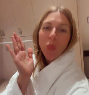 Florencia Bertotti Instagram - Carrete de la felicidad 💛
No les voy a explicar las fotos, hablan x sí solas.
El SPA de este lugar es espectacular!
Hay Hammam, saunas y jacuzzis al aire libre. Hay masajes  para parejas, masajes para deportistas y tratamientos de belleza de todo tipo. Y mi cosa preferida es q las camillas se calientan para q no sientas fríoloooo
Nos quedamos a vivir acá @clubmedalpes 
#amazingfamily #amazingexperience