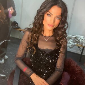 Francesca Antoniotti Instagram - Des retrouvailles 20 après…
Beaucoup d’émotions mais surtout beaucoup de plaisir, merci infiniment pour tous vos messages d’amour. 

1/ @nikosaliagas immortalise les retrouvailles .
2/ En loge maquillage tjrs dans l’attente d’un miracle 😂 ( il y avait quand même 20 ans à effacer c’est pas rien 😅)
3/ avec ma @karimacharni qui m’a souvent tenu la main en 20 ans mais qui a du me la tenir vraiment hier pour pouvoir faire notre arrivée sur le plateau … cf la vidéo 5 😅
4/ « J’écris l’histoire »🥹🥹🥹
5/ le pourquoi du comment tout n’a pas été facile. On attendait à 30 mètres du sol pour faire notre entrée.. moi qui ai peur sur un escabeau c’était pas gagné 😭😂 mais la dignité a pris le dessus 👸🏻… Assise 😂

Merci encore @endemolfr @mathieuvergne @tf1 @nikosaliagas , tous mes copains de promo et aux nouveaux académiciens de nous avoir accueilli avec autant de bienveillance .

Surtout…N’écrivez jamais la fin 🙏🏽🍀