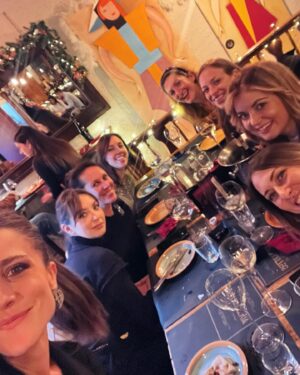 Francesca Valtorta Instagram - Una risata ci salverà ♥️🎄👫🏻👭🏻🥂🕺🏻🤪

#merrychristmas #natale2024 #happy #family #love #francescavaltorta