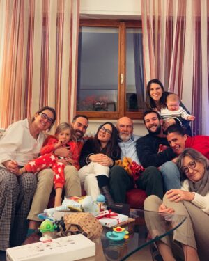 Francesca Valtorta Instagram - Una risata ci salverà ♥️🎄👫🏻👭🏻🥂🕺🏻🤪

#merrychristmas #natale2024 #happy #family #love #francescavaltorta