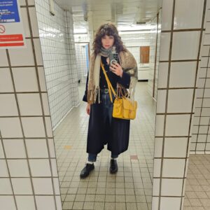 Frankie Ward Instagram - Green Park tube station has a public bathroom. I paid 50p to take these photos.