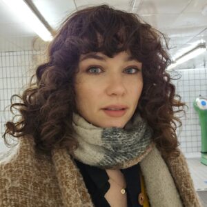 Frankie Ward Instagram - Green Park tube station has a public bathroom. I paid 50p to take these photos.