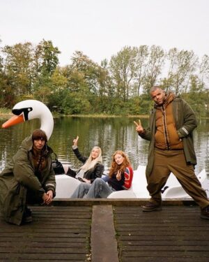 Froukje Veenstra Instagram - Wij gingen op pad met @yousefgnaoui en @faberyayo voor hun nieuwe serie ‘Yous & Yay in het wild’ en hadden mooie en gezellige gesprekken 🦢🚣🌾

De hele aflevering is te zien via de website van @npostart.