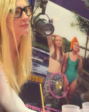 Froukje Veenstra Instagram - Het kan echt niet op!!! ‘Ik Haat Hem Voor Jou’ is @3voor12 song van het jaar en goud ✨ ‘Kwijt’ is ook nog eens nr. 2 van de lijst en @s10s10xx haar nieuwe single ‘Mijn Haren Ruiken Naar Vuur’ nr. 8. Wij willen jullie ontzettend bedanken voor het stemmen, jullie zijn echt geweldig 🫂