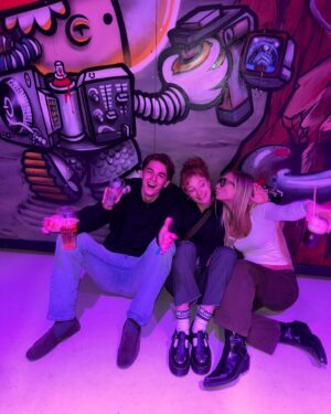 Froukje Veenstra Instagram - Het kan echt niet op!!! ‘Ik Haat Hem Voor Jou’ is @3voor12 song van het jaar en goud ✨ ‘Kwijt’ is ook nog eens nr. 2 van de lijst en @s10s10xx haar nieuwe single ‘Mijn Haren Ruiken Naar Vuur’ nr. 8. Wij willen jullie ontzettend bedanken voor het stemmen, jullie zijn echt geweldig 🫂