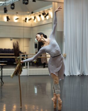 Fumi Kaneko Instagram - Cinderella 🩵💗🤍 @royalballetandopera 
Looking forward to revisiting this fairytale that reminds me of childhood memories 🧚🏼‍♀️
Photos by @dancersdiary 📸
Leotard and skirt @stina_official_ 🎀