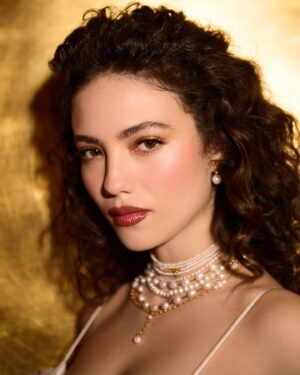 Gabriela Andrada Instagram - Photodump de anoche en los Goya (entregando premio y todo) con @tousjewelry después de que me dejaran ponerme creativa juntando 4 collares y cuatro pulseras para hacer esta gargantilla tremenda. Así que gracias Tous, gracias ibuprofeno y gracias a mis agentes por la escapada a Granada, donde aún no he visto la Alhambra #goya