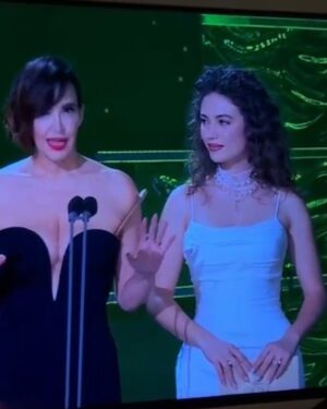 Gabriela Andrada Instagram - Photodump de anoche en los Goya (entregando premio y todo) con @tousjewelry después de que me dejaran ponerme creativa juntando 4 collares y cuatro pulseras para hacer esta gargantilla tremenda. Así que gracias Tous, gracias ibuprofeno y gracias a mis agentes por la escapada a Granada, donde aún no he visto la Alhambra #goya