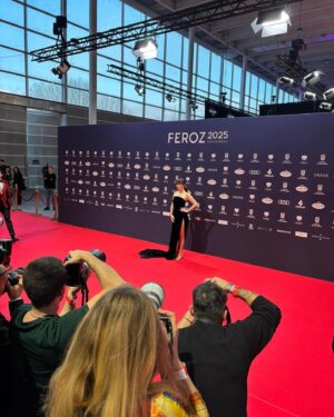 Gabriela Andrada Instagram - Este fin de semana estuve por primera vez en Galicia de mano de los @premiosferoz y lo pasé teta. Comí empanada de bacalao con pasas, hablé con gente a la que admiro, discutí con Julián López el sex appeal de Nosferatu (in fraganti en la foto 5)  y recibí muchas felicitaciones de personas que me confundieron con Marina Guerola pero que aprecio igual. Mil gracias a la organización por contar conmigo. 

Team 💕
@viewmanagement @luciadelriomanagement @diorbeauty @capelliercapellier @naogayoso @mariagorof @carreraycarrera_official @valytyplace @lorealpro @telva @aquazzura @javierlopezphoto
