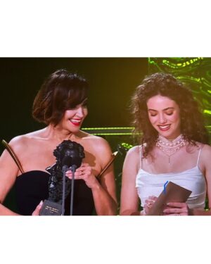 Gabriela Andrada Instagram - Photodump de anoche en los Goya (entregando premio y todo) con @tousjewelry después de que me dejaran ponerme creativa juntando 4 collares y cuatro pulseras para hacer esta gargantilla tremenda. Así que gracias Tous, gracias ibuprofeno y gracias a mis agentes por la escapada a Granada, donde aún no he visto la Alhambra #goya