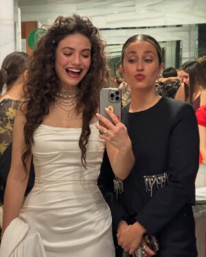 Gabriela Andrada Instagram - Photodump de anoche en los Goya (entregando premio y todo) con @tousjewelry después de que me dejaran ponerme creativa juntando 4 collares y cuatro pulseras para hacer esta gargantilla tremenda. Así que gracias Tous, gracias ibuprofeno y gracias a mis agentes por la escapada a Granada, donde aún no he visto la Alhambra #goya