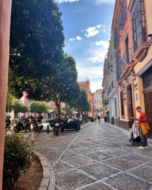 Gabriela Barros Instagram - Ai iai ia iaaaaiiii Sevilla guapa!  Con mi guapita y mi guapón! 🩷💃🏻