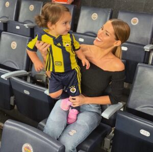 Gala Caldirola Instagram - 💙💛 Los años que vivimos en Turquía nos sentimos muy protegidas y bien recibidas! Cuando llegas a un país que no conoces, con otro idioma, otra cultura, otras costumbres… y alguien abre sus brazos para ti y te da su cariño y su protección se crea un lazo muy especial! Jamás olvidaré todo lo que Apo ( en ese momento trabajaba con nosotros ) y su familia hicieron por cuidarnos .
Conocieron a luz desde el día en que nació y hoy nos reencontramos  después de estos años.
Hay personas y lugares que siempre merecerán un lugar en tu corazón!
Gracias por tanto!
2018 VS 2025