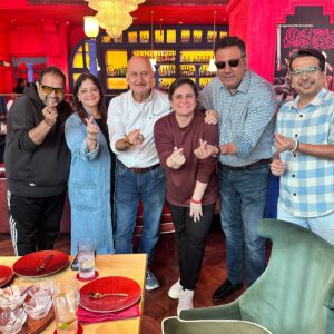 Garima Arora Instagram - What a banngin start to the year! @anupampkher ji the last person I cooked for in 24’ @restaurant_gaa and first @banng.in in 25’; he is simply an amazing human! Great catch up with the OG foodie @boman_irani and Ofcourse dearest @sangeeta.mahadevan and @shankar.mahadevan; it was the best to have you both over- finally! 🙏 ❤️ 🤗