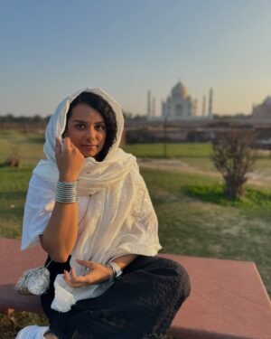 Gautami Kawale Instagram - Dil ke Taj Mahal mein 😆

dhoop ke liye dupatta liya tha aur aesthetics hi badh gaye
Top from @unblockbyjenny