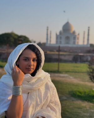 Gautami Kawale Instagram - Dil ke Taj Mahal mein 😆

dhoop ke liye dupatta liya tha aur aesthetics hi badh gaye
Top from @unblockbyjenny