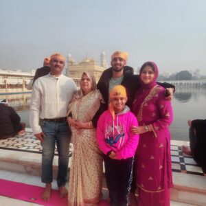 Gayatri Bhargavi Instagram - Bliss @ ‘The Golden Temple’ with the Family. 

“All religions try to benefit people, with the same basic message of the need for love and compassion, for justice and honesty, for contentment”. 
Dalai Lama

The Positive vibes, prasad, Parathas, Plants, Patiyala shalwar is all i loved to live up in Punjab,  in this place if Plenty. 
.
.
.
#happyfriday #amritsar #goldentemple #punjab #love #bharat #familytime #purelove #bliss #patiyalasuits #parantha