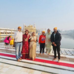 Gayatri Bhargavi Instagram - Bliss @ ‘The Golden Temple’ with the Family. 

“All religions try to benefit people, with the same basic message of the need for love and compassion, for justice and honesty, for contentment”. 
Dalai Lama

The Positive vibes, prasad, Parathas, Plants, Patiyala shalwar is all i loved to live up in Punjab,  in this place if Plenty. 
.
.
.
#happyfriday #amritsar #goldentemple #punjab #love #bharat #familytime #purelove #bliss #patiyalasuits #parantha