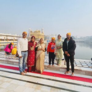 Gayatri Bhargavi Instagram - Bliss @ ‘The Golden Temple’ with the Family. 

“All religions try to benefit people, with the same basic message of the need for love and compassion, for justice and honesty, for contentment”. 
Dalai Lama

The Positive vibes, prasad, Parathas, Plants, Patiyala shalwar is all i loved to live up in Punjab,  in this place if Plenty. 
.
.
.
#happyfriday #amritsar #goldentemple #punjab #love #bharat #familytime #purelove #bliss #patiyalasuits #parantha