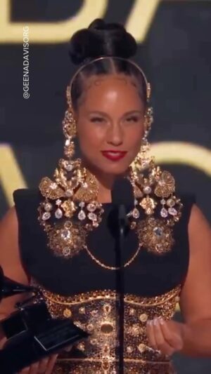 Geena Davis Instagram - 👏 We love @aliciakeys emphasizing the impact of diverse storytelling, talent, and representation! We believe diversity should be seen and celebrated, ensuring that everyone—all genders, races, abilities, and ages—sees themselves reflected on screen. #seeitbeit #GRAMMYs

📽️: @recordingacademy