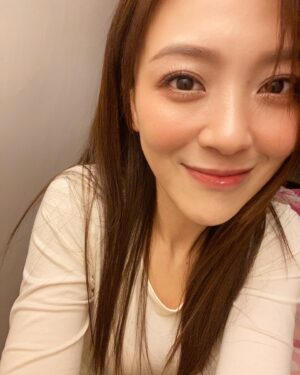 Genie Chuo Instagram - 結束了龍年最後一場工作～
心滿意足🥰
準備迎接小龍年的到來
希望蛇麼都有～蛇麼都好