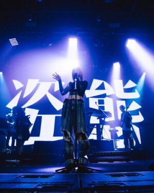 Gigi Cheung Instagram - 《IF MUSIC BE THE FOOD OF LOVE 》 🍏

人生第一次的solo concert ，消化咗兩日，仲喺show嗰mood 度，仍然夢幻仍然感動。

多謝所有令今次演出發生嘅所有人

多謝GAME GUYS @hirsk_ @joyceeechor @step_ip 💚
今次加咗兩位成員一齊玩 @makaa0325 @aaaanthonyc 多謝你哋係咁短時間要handle 咁多首歌，特別係rearrange 好多首covers，而每一首都好啱vibe~
記得MD Khris 到show day 整show 嘅interlude 整到朝早七點🥹
And @chan_bernard ,your cello is so beautiful ,仲要完show 先知大家APA 係同一屆，不過你係music school 
and also thank you for your vocal production @freezlhy 

多謝visual and creative team  @adrian_lhc @peterlammmmm @lauonin @chansuetwing 
六個字：洗唔洗咁靚呀！真係要搞多一次放映會！
 @luimusick quick change 快手淡定
仲有 @ur2slow_isa @adrienneeeeda 處理大小事務 

感謝所有嘉賓 @dcdessy @sophysophyw @mcheung1201 ,每一位都係我十分欣賞嘅音樂人，能夠同你哋喺台上面唱歌一齊玩，好享受好盡興。仲有特別彩蛋 @sabrinasa ,we are one ,u r my soulmate my beloved sis ,今次一齊唱百試不厭係我哋難忘嘅回憶👯‍♀️

多謝主辦 @collabhk_official ,特別係 @isaacwoo ,冇你唔會促使到今次合作，大家一齊同一條船希望製作不一樣嘅演出，亦多謝 @warnermusichk嘅配合同支持同上下所有同事，epecially Gordon ,Carmen ,beyond ,ANR @robinchi @wilson.chowchunkit @erinyan0418 
對我嘅照顧同教導。

多謝 @halftalkyan ,冇你我應該唔會喺幾年內企到上呢個舞台，多謝你咁有品味發現我，一直相信支持鼓勵同埋督促，大家合作同創造咗好多嘢，多謝你喺呢個show嘅所有心機付出同諗法，亦見證住我成長，深深感激。

多謝我屋企人,演藝學院,一丁,朋友,聽眾,gummies and all who support/inspire/love and helping me in my music journey 

多謝 meowmeow team @chichili @myos_zivyeung 出道到而家一齊試咗好多唔同嘅造型。

多謝art direction嘅 @karsonliu 好鍾意鏡嘅設計同substage 嘅舞台

多謝今次為大家帶嚟香氣體驗嘅 @prescent.hk 同提供drinks & wine嘅 @raredram_io 

多謝場地 @portal.212 ,好多fds 睇完話嗰場有feel 又chill

多謝@alienallenalien and Vivian and Jamie APA gang 負責cue 埋show 

至於今次 styling 方面，多謝我屋企衣櫃，亦買咗啲衫mix and match,last outfit 件merch tee 就由 @shukit119 tailor made

最後係多謝我自己,我喜歡和相信我的創作

哩一切一切都唔係必然 得到滿滿的愛和力量

我知自己仲有好多不足好多可以進步嘅地方，多謝大家陪我一齊行，我一定會繼續努力繼續創作希望繼續可以透過我嘅作品同大家連結。

多謝所有入場的朋友 亦再一次感謝各位
期待下一次
🙏🏻

📸 @peterlammmmm @dchantie